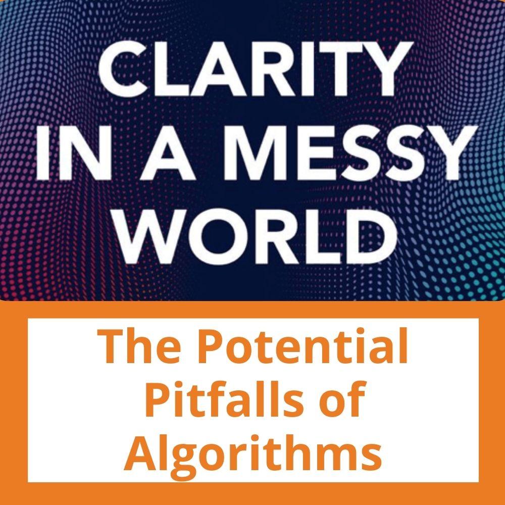 Immagine con link ad articoli su temi simili. L'immagine della copertina del podcast Clarity in a Messy World rimanda al podcast intitolato: The Potential Pitfalls of Algorithms