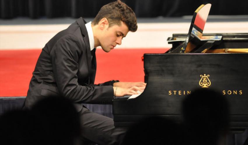 Alessandro Martire al piano per un concerto in Bocconi