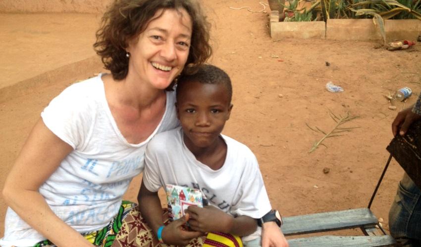 Alessia, abbracciata dalle maniche lunghe del Burkina Faso